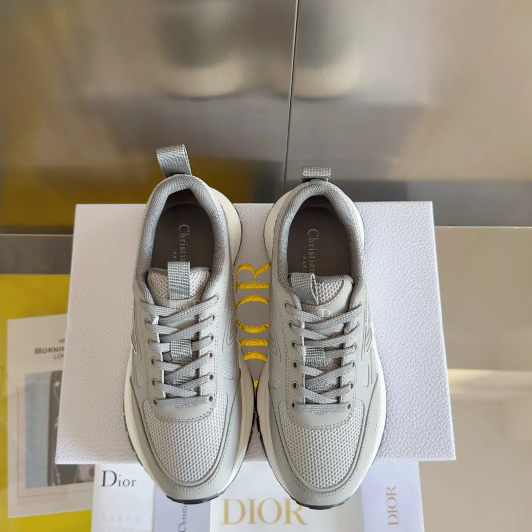 [Dior Dior] P: 640💰Couple model Size: Female: 35-40 (customized at 41), male 39-44. (customized at 45) 2025 Dior Dior autumn and winter new couple model, thick-soled casual sports shoes, originally purchased and developed to reinterpret the sports style with an elegant and fashionable shape. The upper is crafted from white mesh fabric and features the Christian Dior Paris signature on the laces and heel. The exquisite two-color sole is light and soft, which can add a high-end temperament to all kinds of casual looks. The delivery counter is exquisitely packaged🛍📦 ▪️Material: Original custom imported first-layer cowhide ▪️Inner lining: Imported soft sheepskin lining ▪️Sole: Original open-molded anti-slip rubber material ▪️Sole thickness: 4CM